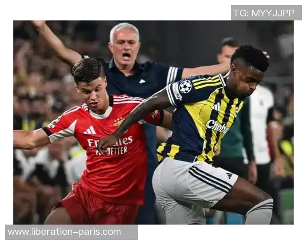 意甲激战：本菲卡3-0巴萨补时进球引发争议判罚全场沸腾