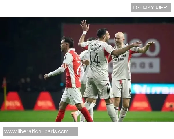 足总杯精彩对决本菲卡凭神扑力克AC米兰引发争议判罚热议