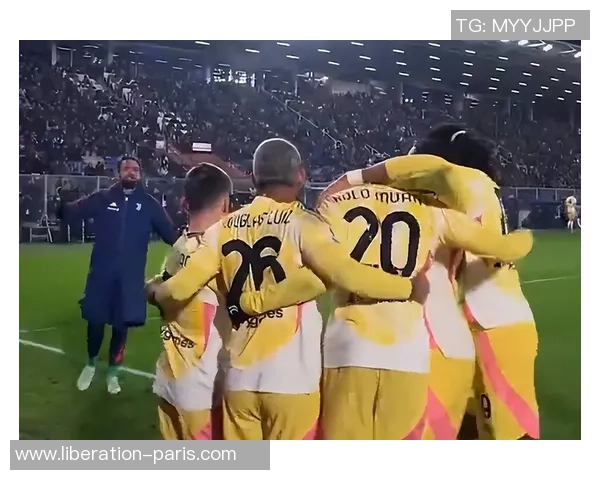 足总杯精彩对决切尔西与曼联战平逆转瞬间引发全场热烈反响分析数据揭秘